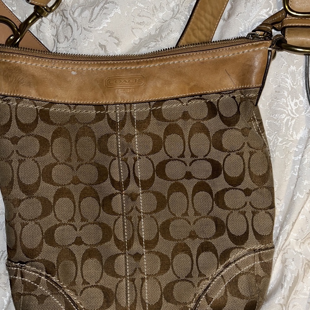 Authentic Coach Handbag. - Picture 4 of 6